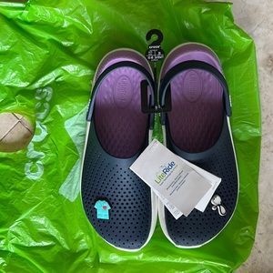 CROCS ‘Lite Ride’ W9/M7 Tags,jibbits & bag included. Navy Blue & Lavender.